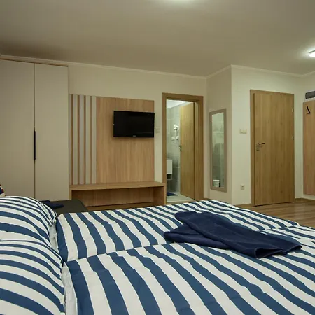 Riverside Apartmanhaz 公寓 *