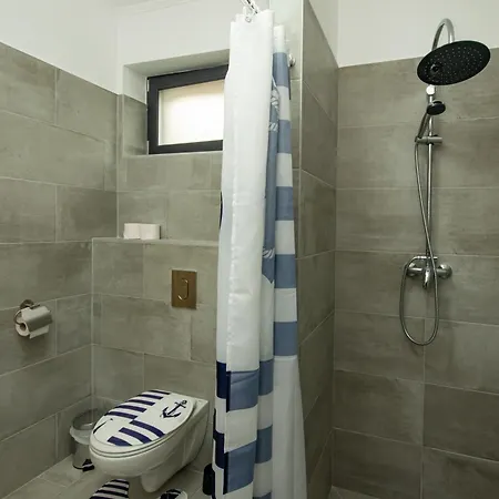 Riverside Apartmanhaz 久洛