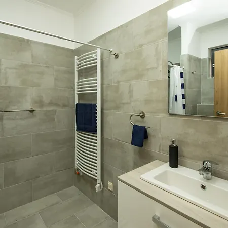 Riverside Apartmanhaz 公寓